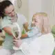 idosa se consultando com dentista após implante dentário