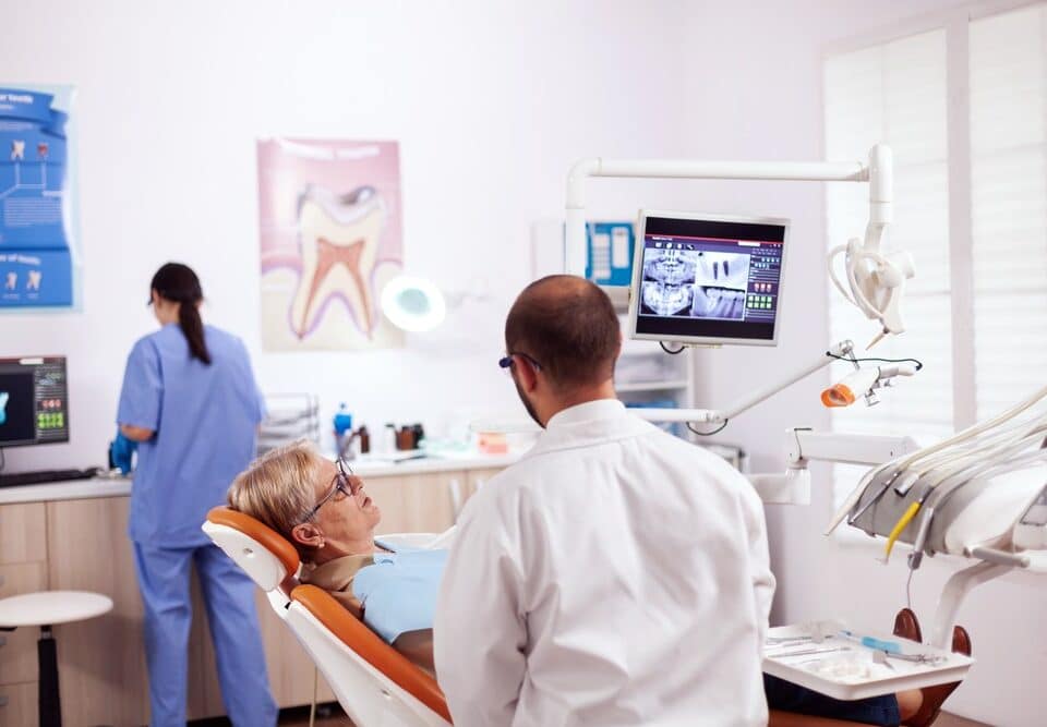 Implante dentário em idosos: Entenda os benefícios